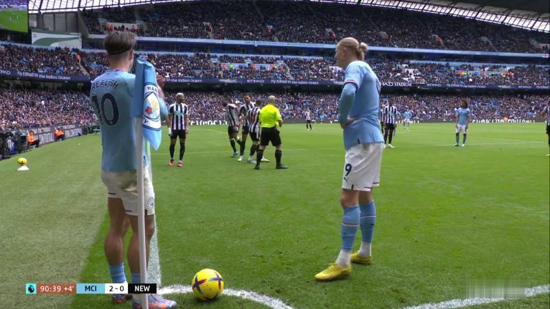 Phân tích lối đá biên và cách tấn công của 2 đội